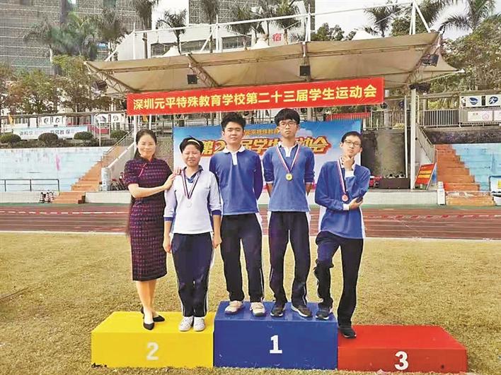 从左至右:班主任杨华老师、张咪咪、李昊原、林茂兴、陈若尘。 受访单位供图.jpg