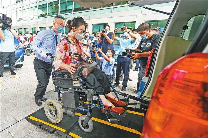 无障碍出租车设计人性化，市民可直接坐轮椅“上车”。 刘羽洁 摄.jpg