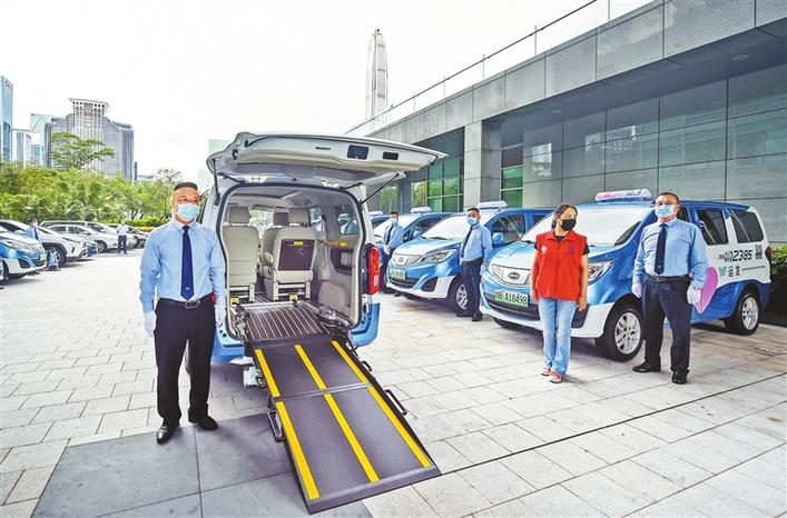 无障碍出租车设计人性化，市民可直接坐轮椅“上车”。 刘羽洁 摄2.jpg