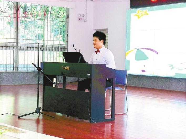 小飞在表演钢琴独奏.jpg
