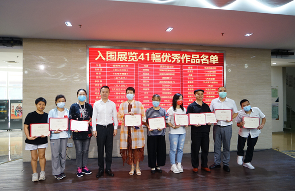 市残联副理事长尹葵为入围展作品的创作者颁奖.jpg