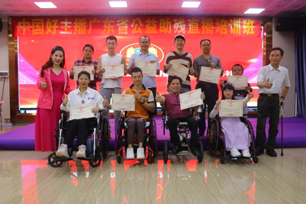 张永安与学员合影_副本.png
