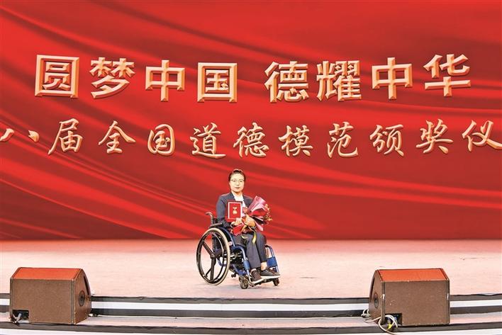 11月5日，第八届全国道德模范座谈会在北京举行，张莹莹荣获“全国道德模范”荣誉称号.jpg