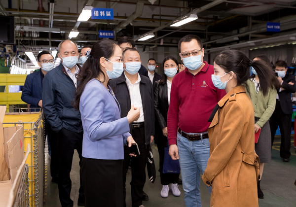 深圳市残联党书记董秀与手语.jpg