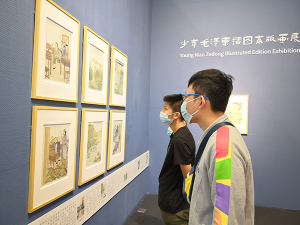 学员参观画展.jpg