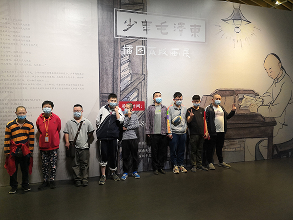 学员在“少年毛泽东”画展前拍照纪念.jpg
