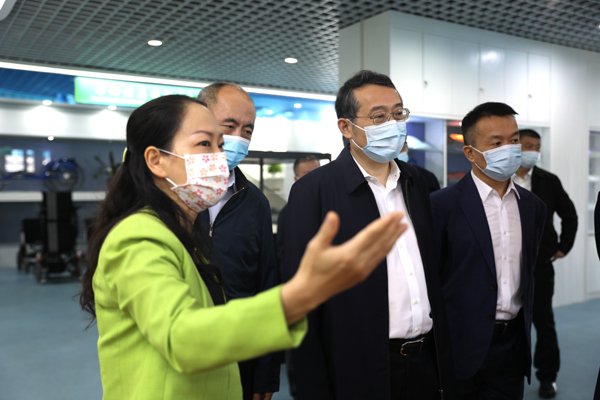 深圳市残联党组书记董秀介绍.jpg