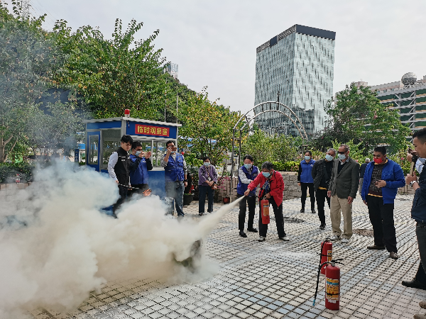 残疾人学习使用灭火器.jpg