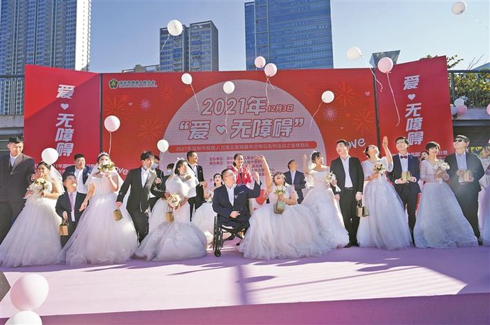 在集体婚礼现场，12对新人幸福相拥，一起放飞象征着祝福与甜蜜的气球.jpg