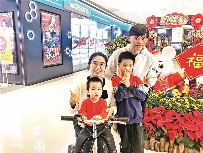 张莹莹幸福的一家.jpg