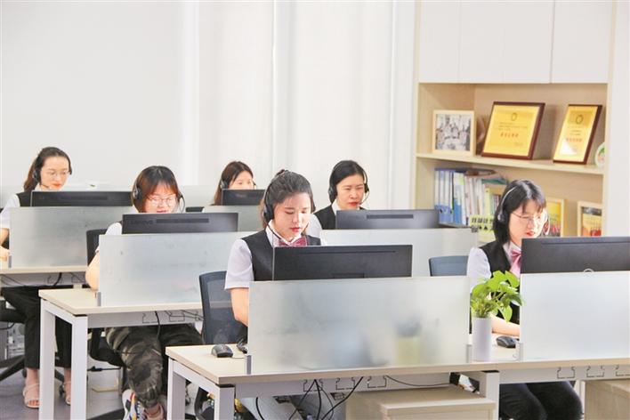 深圳市智慧残联（电召中心）服务平台工作人员接听热线电话.jpg