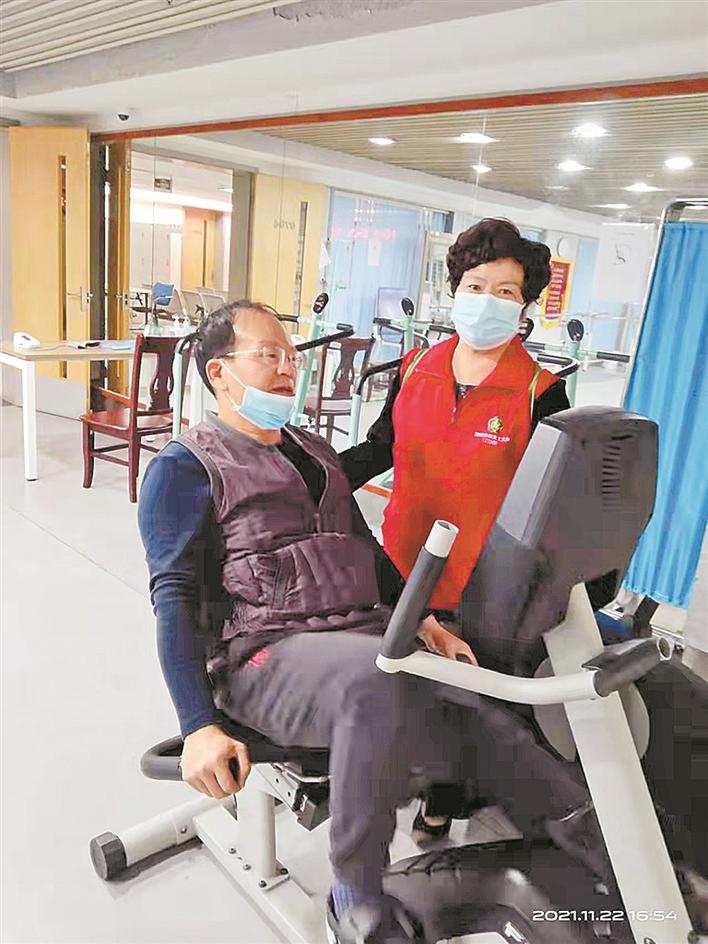 残疾人通过深圳市智慧残联（电召中心）服务平台预约“一对一”帮扶服务，市残联助残先锋大队志愿者提供服务.jpg