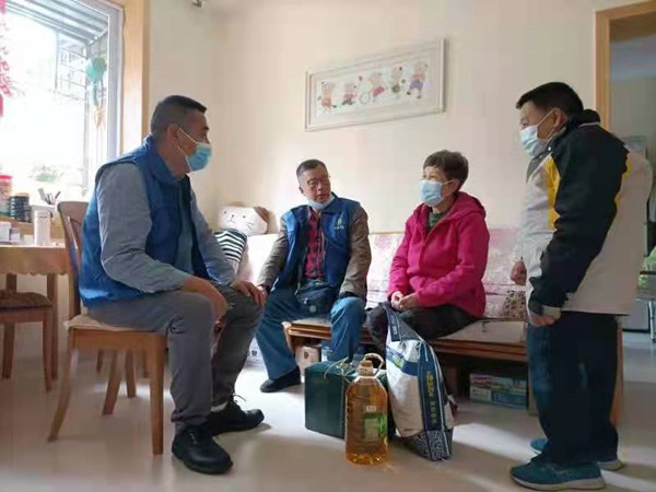 市肢残人协会主席傳向阳，秘书长沈建平于1月20日到罗湖大塘龙小区、桂木园小区上门慰问困难肢残人家庭。_副本.jpg