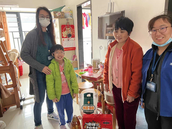 大鹏新区残联负责人张钰琪和工作人员王丹妮等同志于1月21日上门慰问困难肢残人家庭_副本.jpg