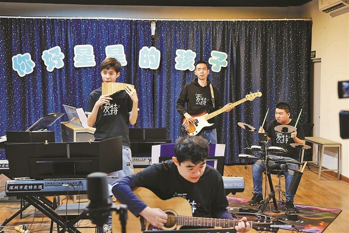 直播当天晚上，孩子们在进行演奏。本版图片均由受访者提供.jpg