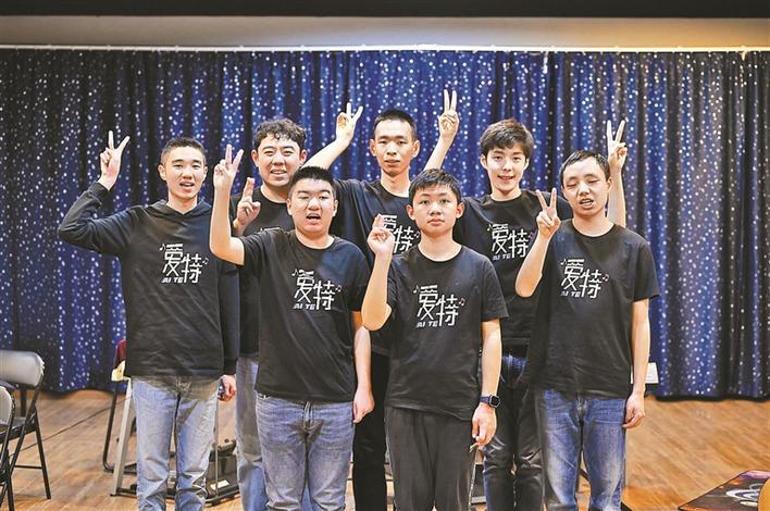 直播开场前，孩子们合影留念.jpg