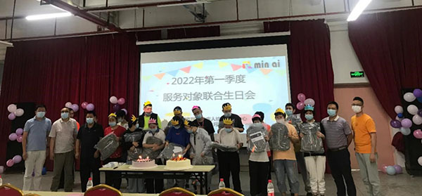 寿星们集体合影留念.jpg