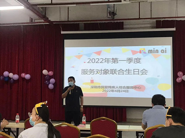 谢洁瑜主任为服务对象送祝福.jpg
