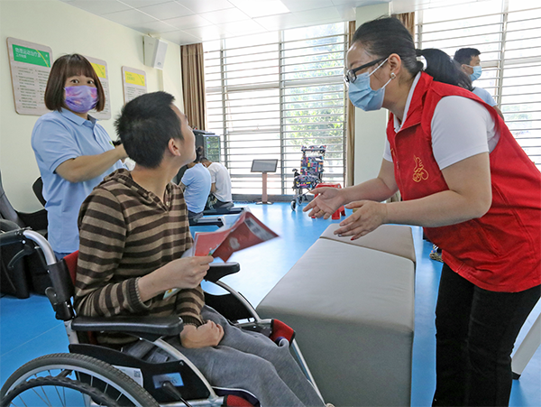 残疾人朋友在福海街道残疾人综合（职业）康复服务中心开展康复训练。.png