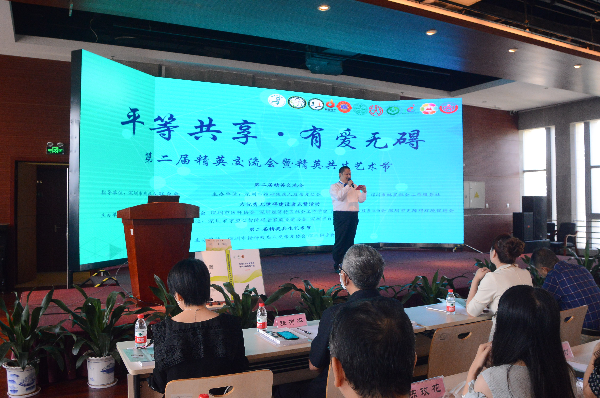 担任精英交流会支持人.JPG
