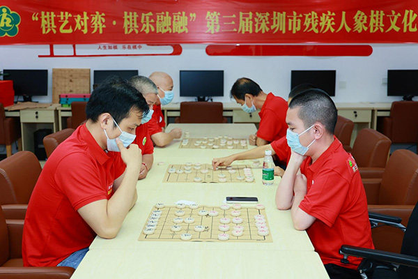 棋艺对弈!深圳市第三届残疾人象棋文化节举办.jpg