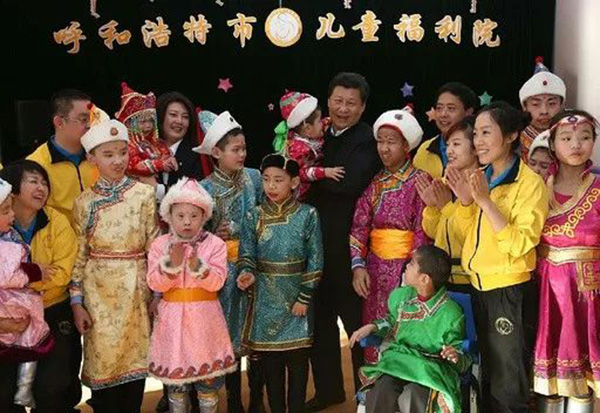 2014年1月28日，习近平到呼和浩特市儿童福利院看望残疾儿童。.jpg