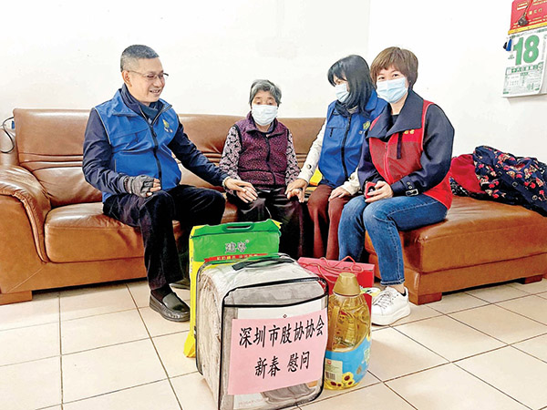 何志勇（左一）带领区残协工作人员走访慰问残疾人家庭。.jpg