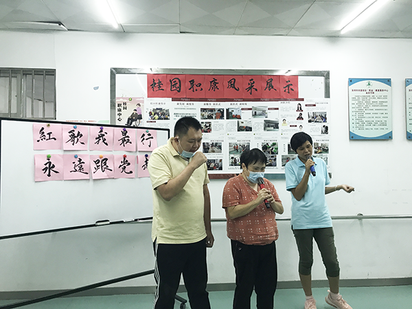 会员们合唱《我爱你中国》等歌曲）4.jpg