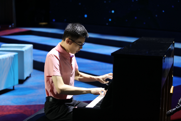 自闭症患者舒海峰钢琴演奏.JPG