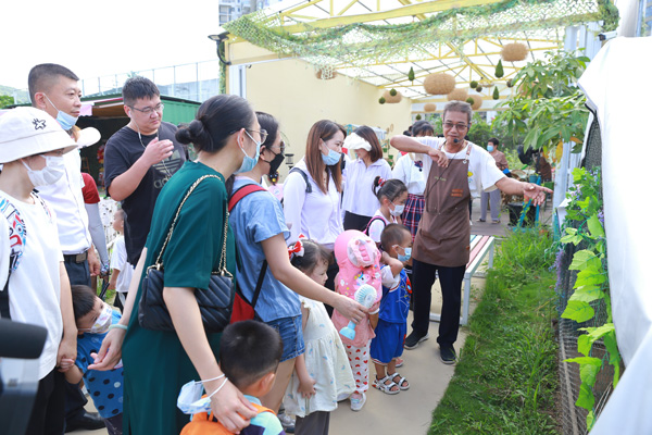 图为活动现场听取介绍植物种植知识.jpg