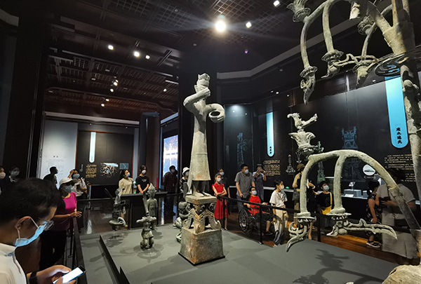 参观三星堆展.jpg