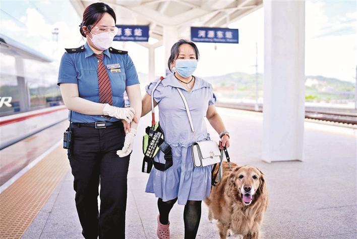 河源东站客运员送张女士出站.jpg