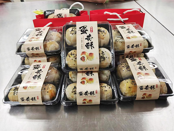 蛋黄酥成品将送到困难残障人士手中.jpg