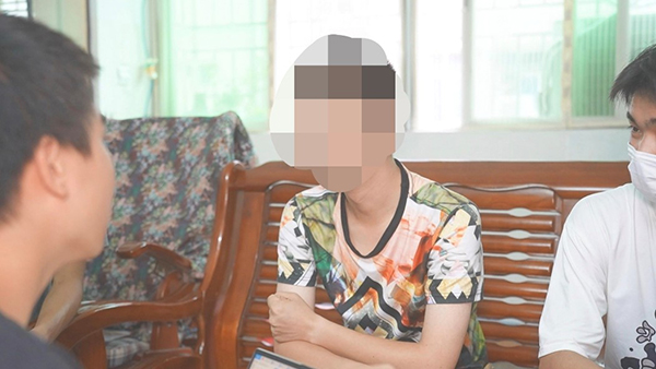 图为实践队员向残疾朋友进行访谈 通讯员 郑瑞基 摄.jpg