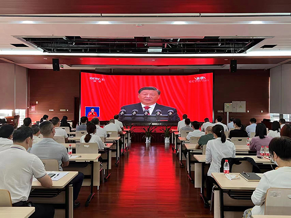 党员干部职工认真收看收听二十大开幕会.jpg