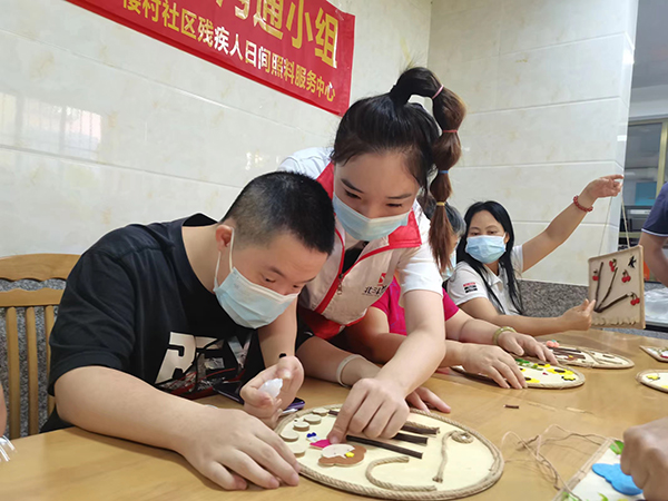 社工指导组员手工树枝画制作.jpg