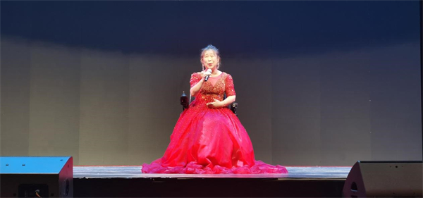 《我用歌聲擁抱祖國》演唱者張小冰（肢體殘疾人）.jpg