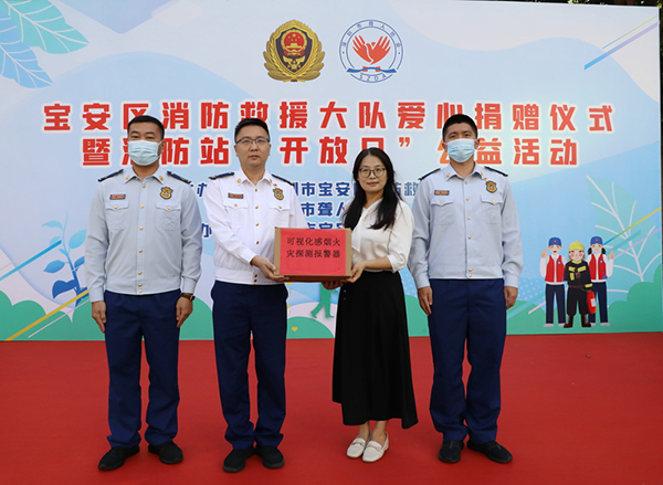 消防志愿在行动！深圳消防向深圳聋人协会捐赠900个可视化火灾报警器2.jpg