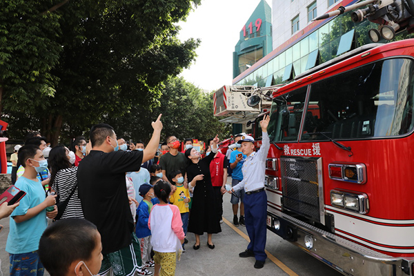 消防志愿在行动！深圳消防向深圳聋人协会捐赠900个可视化火灾报警器4.jpg
