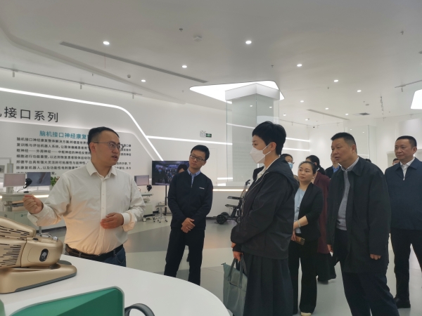 中国残联领导一行赴深调研康复辅具产业.jpg