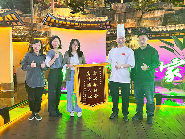 图一：客语印力中心店向深圳聋协赠送锦旗.jpg