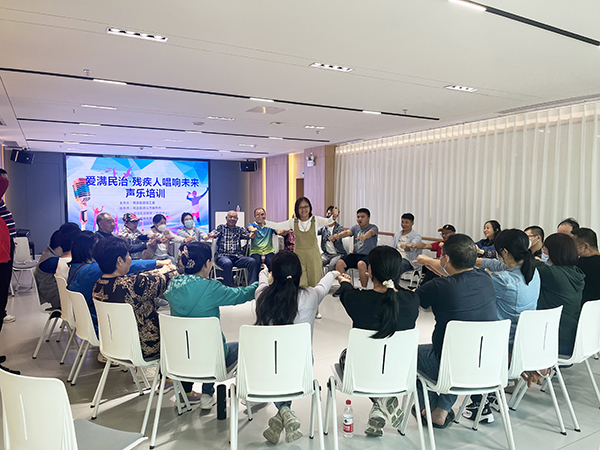 心理辅导老师建立团队能量圈，为学员赋能。.jpg