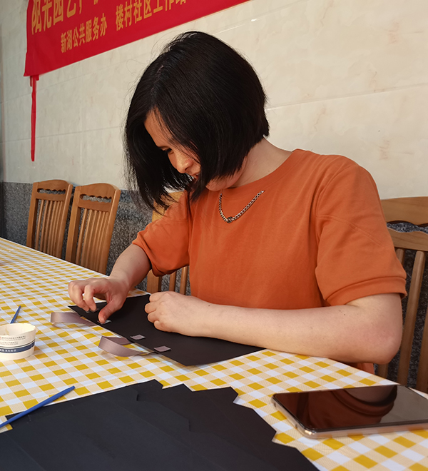 华华在手工制作中.jpg
