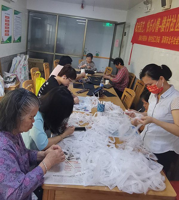 会员参与庇护工场制作手工品.jpg