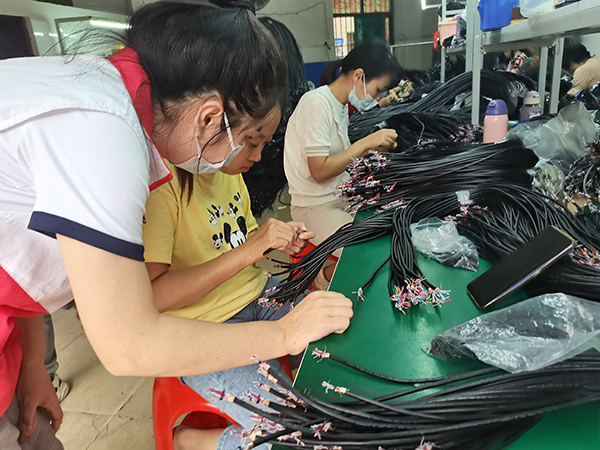 社工在工厂挑选合适会员的外发手工品.jpg