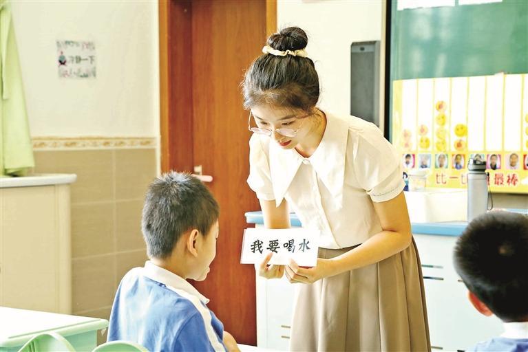 星光学校：春风化雨 有爱无碍.jpg