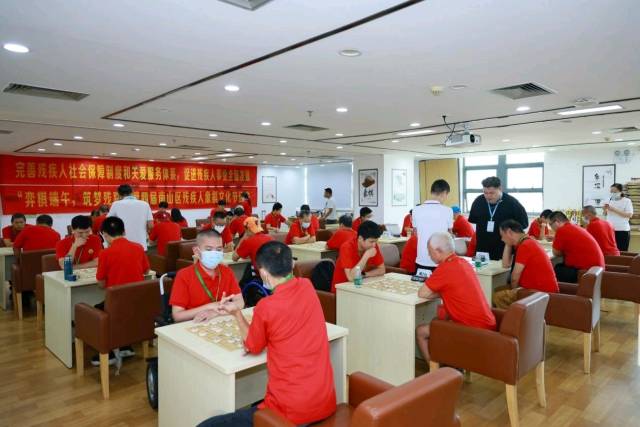 和大师PK！第四届深圳市残疾人象棋文化节举办.jpeg