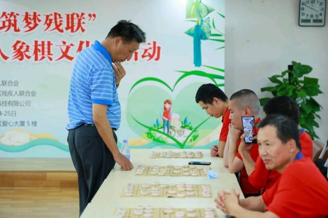 和大师PK！第四届深圳市残疾人象棋文化节举办2.jpeg