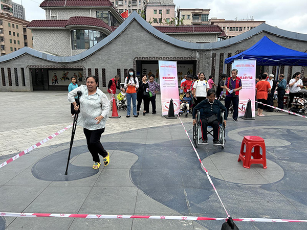 “换位体验”只为“感同身受”！光明玉塘街道“全国助残日”宣传系列活动暖心上演2.jpg