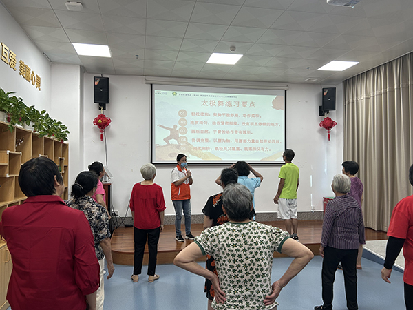 工作人员讲解学习要领.jpg